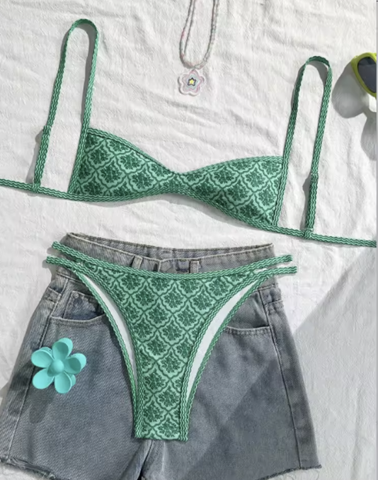 Modne bikini damskie z regulowanym wiązaniem. Dwuczęściowy strój kąpielowy podkreślający sylwetkę. Idealny na lato i wakacje.