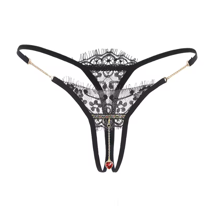 Koronkowe stringi damskie z ozdobnym serduszkiem i złotymi łańcuszkami. Elegancka czarna bielizna damska w uniwersalnym rozmiarze, pasująca do talii 61-86 cm.