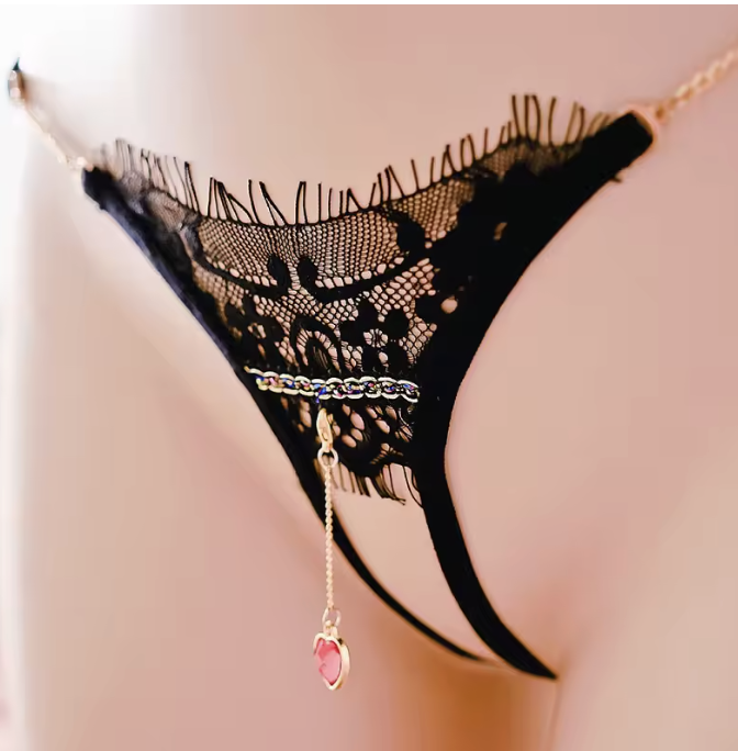 Koronkowe stringi damskie z ozdobnym serduszkiem i złotymi łańcuszkami. Elegancka czarna bielizna damska w uniwersalnym rozmiarze, pasująca do talii 61-86 cm.