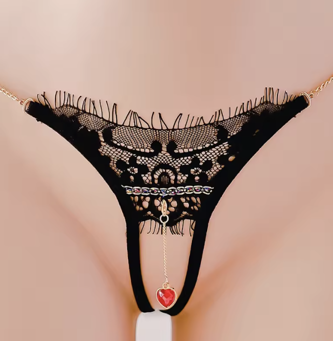 Koronkowe stringi damskie z ozdobnym serduszkiem i złotymi łańcuszkami. Elegancka czarna bielizna damska w uniwersalnym rozmiarze, pasująca do talii 61-86 cm.
