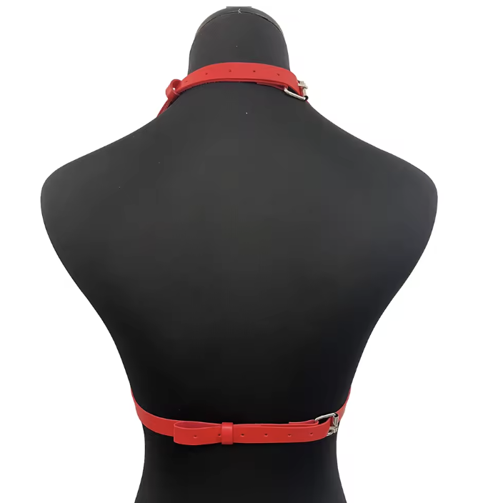 Czerwony harness damski z osłonkami na biust wykonany ze skóry ekologicznej. Regulowane paski, metalowe nity i efektowny design. Idealny do stylizacji BDSM, sesji zdjęciowych oraz odważnej bielizny erotycznej.