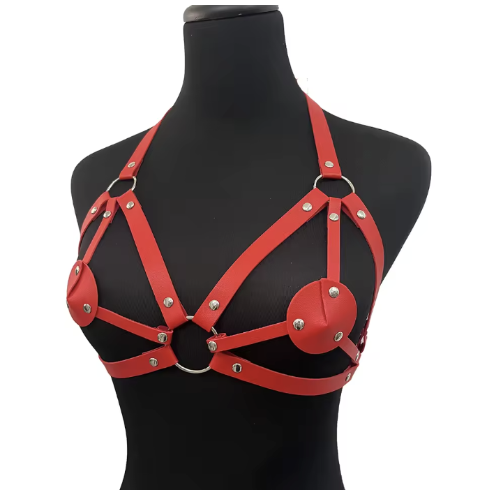 Czerwony harness damski z osłonkami na biust wykonany ze skóry ekologicznej. Regulowane paski, metalowe nity i efektowny design. Idealny do stylizacji BDSM, sesji zdjęciowych oraz odważnej bielizny erotycznej.