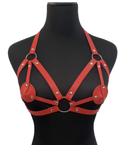 Czerwony harness damski z osłonkami na biust wykonany ze skóry ekologicznej. Regulowane paski, metalowe nity i efektowny design. Idealny do stylizacji BDSM, sesji zdjęciowych oraz odważnej bielizny erotycznej.
