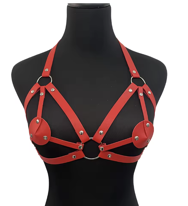 Czerwony harness damski z osłonkami na biust wykonany ze skóry ekologicznej. Regulowane paski, metalowe nity i efektowny design. Idealny do stylizacji BDSM, sesji zdjęciowych oraz odważnej bielizny erotycznej.