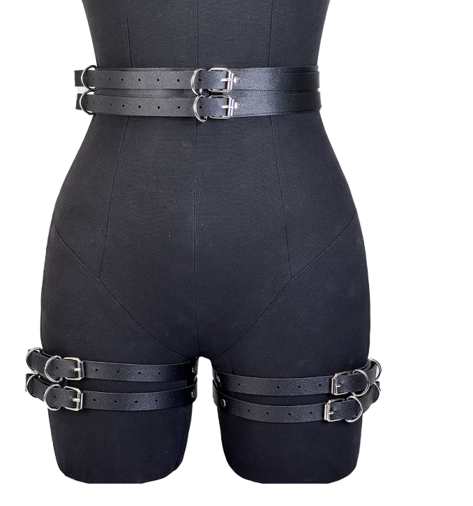 Regulowany harness na talię i uda wykonany ze skóry ekologicznej. Efektowny pas BDSM z metalowymi pierścieniami i regulowanymi paskami. Idealny do bielizny erotycznej, cosplay oraz odważnych stylizacji.
