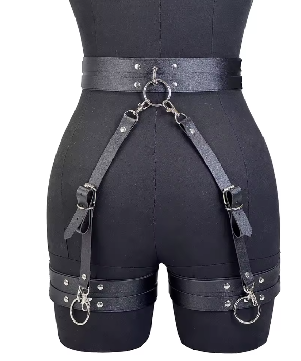 Regulowany harness na talię i uda wykonany ze skóry ekologicznej. Efektowny pas BDSM z metalowymi pierścieniami i regulowanymi paskami. Idealny do bielizny erotycznej, cosplay oraz odważnych stylizacji.