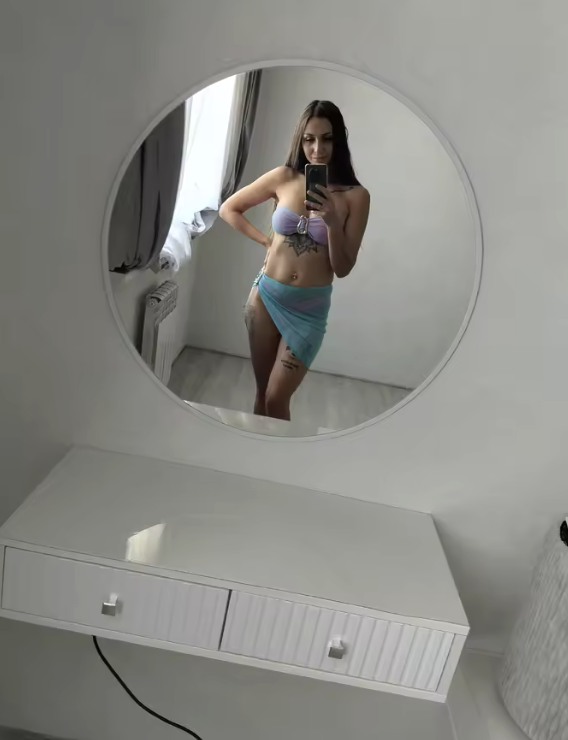 Modny 3-częściowy strój kąpielowy z transparentnym pareo. Bikini bandeau z ozdobną klamrą i wysoko wyciętymi figami. Idealny na plażę i wakacje. Rozmiary S-L.