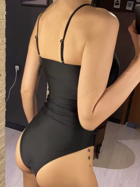Jednoczęściowy strój kąpielowy damski z ozdobnymi złotymi rozgwiazdami. Elegancki model z wycięciami modelującymi talię, regulowanymi ramiączkami i szybkoschnącym materiałem. Rozmiary S-L.
