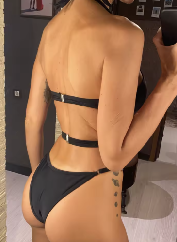 Efektowny jednoczęściowy strój kąpielowy monokini z modelującymi wycięciami, fiszbinami i regulowanymi ramiączkami. Seksowny fason podkreśla talię i biust. Idealny na plażę, basen i wakacje.