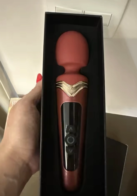 Masażer Magic Wand Grace z 9 programami wibracji, 9 poziomami intensywności, wyświetlaczem LED i ładowaniem magnetycznym USB. Duża silikonowa głowica, elegancki design i mocne wibracje zapewniają wyjątkowy komfort użytkowania.