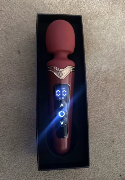 Masażer Magic Wand Grace z 9 programami wibracji, 9 poziomami intensywności, wyświetlaczem LED i ładowaniem magnetycznym USB. Duża silikonowa głowica, elegancki design i mocne wibracje zapewniają wyjątkowy komfort użytkowania.