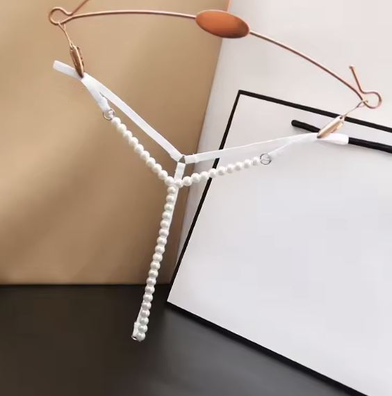 Zestaw 3 par stringów z perełkami w kolorze czarnym, różowym i białym. Regulowane paseczki, fason Y-string i elastyczny obwód 56–90 cm.