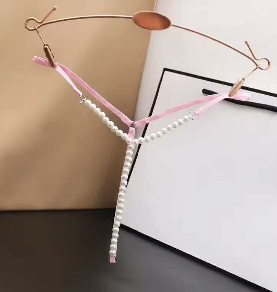 Zestaw 3 par stringów z perełkami w kolorze czarnym, różowym i białym. Regulowane paseczki, fason Y-string i elastyczny obwód 56–90 cm.