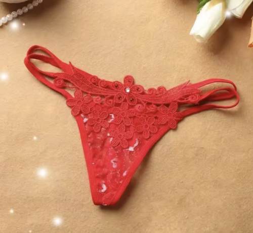 zestaw 3 par stringów, koronkowe stringi damskie, stringi z kwiatami, stringi z kryształkami, czerwone czarne białe stringi, komplet stringów erotycznych, zmysłowa bielizna damska