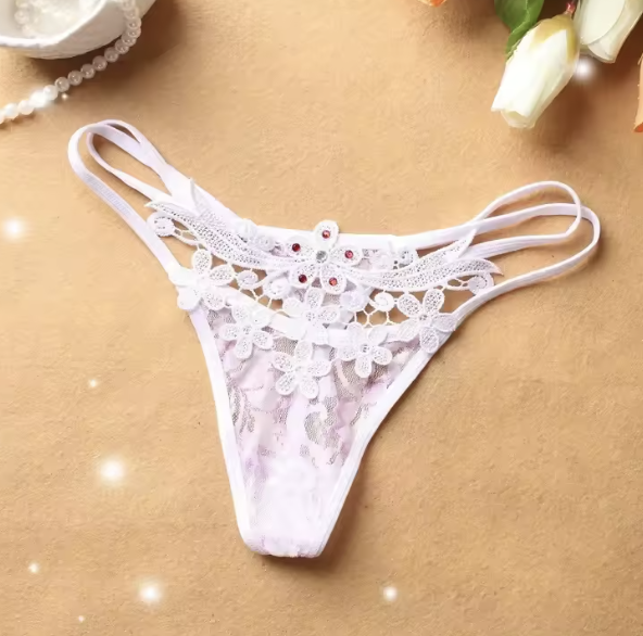 zestaw 3 par stringów, koronkowe stringi damskie, stringi z kwiatami, stringi z kryształkami, czerwone czarne białe stringi, komplet stringów erotycznych, zmysłowa bielizna damska