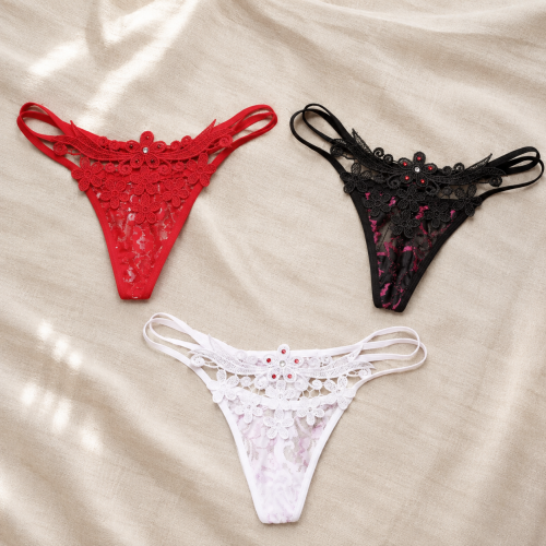zestaw 3 par stringów, koronkowe stringi damskie, stringi z kwiatami, stringi z kryształkami, czerwone czarne białe stringi, komplet stringów erotycznych, zmysłowa bielizna damska