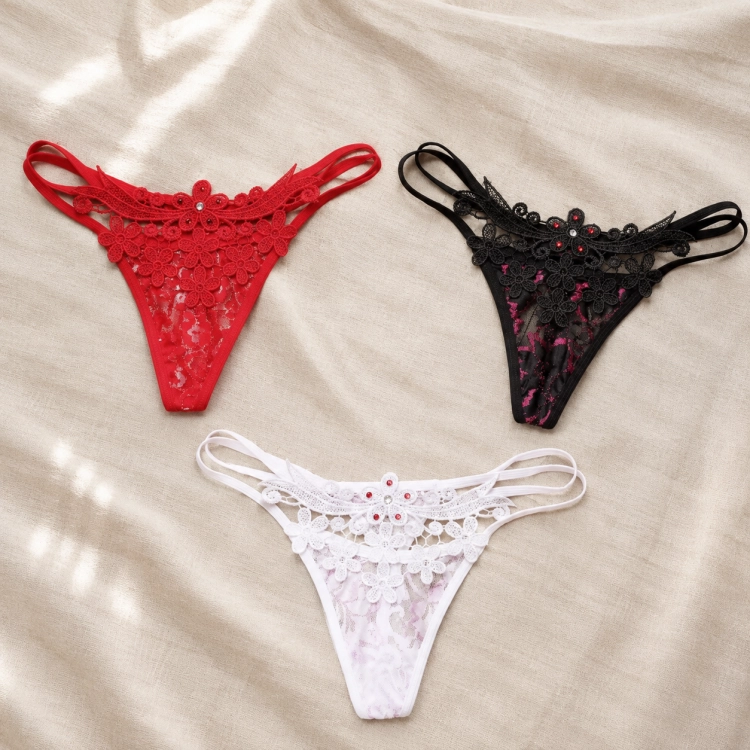 zestaw 3 par stringów, koronkowe stringi damskie, stringi z kwiatami, stringi z kryształkami, czerwone czarne białe stringi, komplet stringów erotycznych, zmysłowa bielizna damska