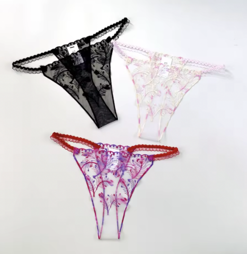 Zestaw 3 par seksownych stringów damskich z transparentnym materiałem i ozdobnym haftem. 3 kolory w komplecie, rozmiary XS–XXL. Sprawdź na Dybcia.pl!