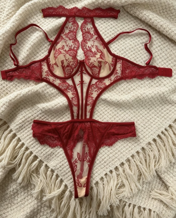 Zmysłowe koronkowe body damskie z fiszbinami, chokerem i kwiatowym haftem. Transparentny materiał i gorsetowe detale podkreślające sylwetkę. Rozmiary S–XL.