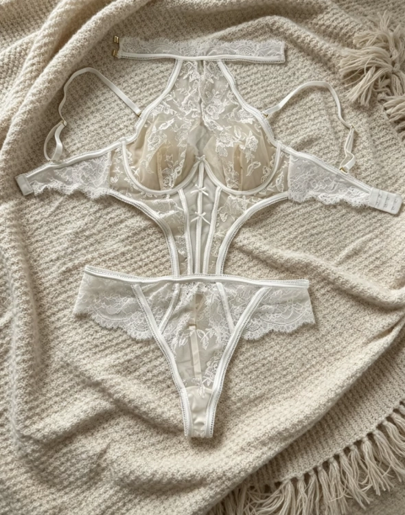 Zmysłowe koronkowe body damskie z fiszbinami, chokerem i kwiatowym haftem. Transparentny materiał i gorsetowe detale podkreślające sylwetkę. Rozmiary S–XL.