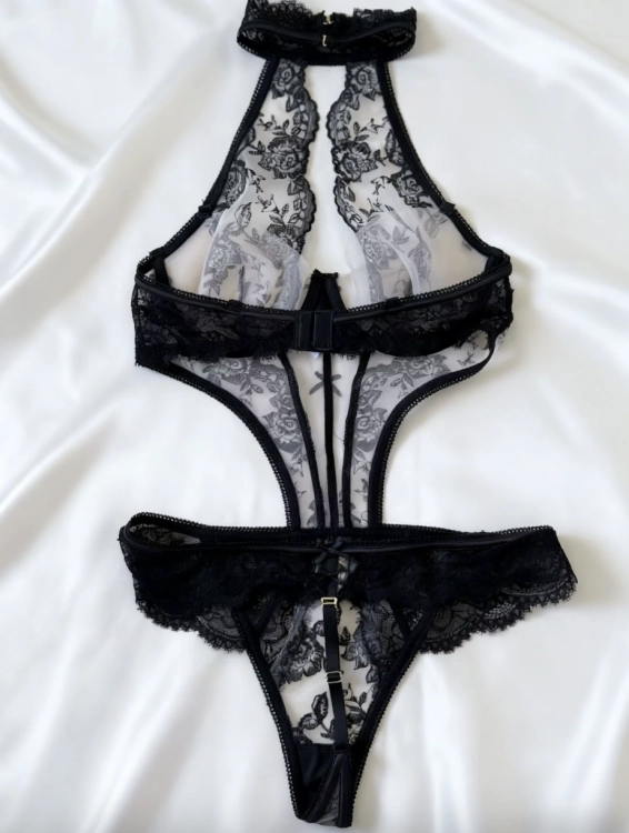 Zmysłowe koronkowe body damskie z fiszbinami, chokerem i kwiatowym haftem. Transparentny materiał i gorsetowe detale podkreślające sylwetkę. Rozmiary S–XL.