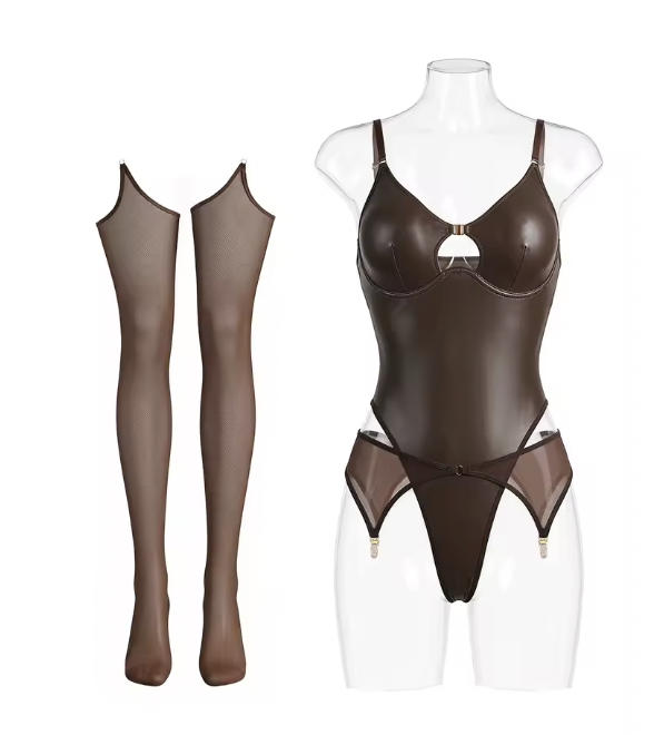 Zmysłowy komplet bielizny wet look z body, stringami, pasem do pończoch i pończochami. Efekt skóry, ozdobny dekolt. Czarny i brązowy, rozmiary S-L.