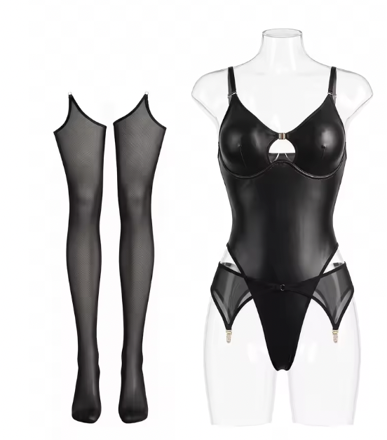 Zmysłowy komplet bielizny wet look z body, stringami, pasem do pończoch i pończochami. Efekt skóry, ozdobny dekolt. Czarny i brązowy, rozmiary S-L.