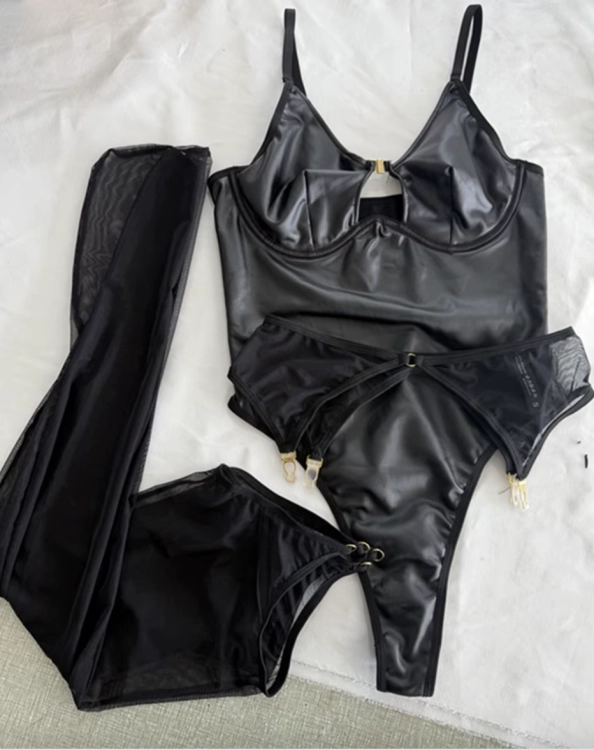 Zmysłowy komplet bielizny wet look z body, stringami, pasem do pończoch i pończochami. Efekt skóry, ozdobny dekolt. Czarny i brązowy, rozmiary S-L.